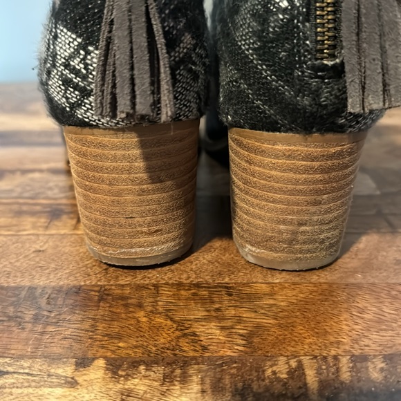 TOMS Suede Ankle Booties, Western, Block Heel, Gray, Black, Gently Used, Size 8 - Picture 7 of 14